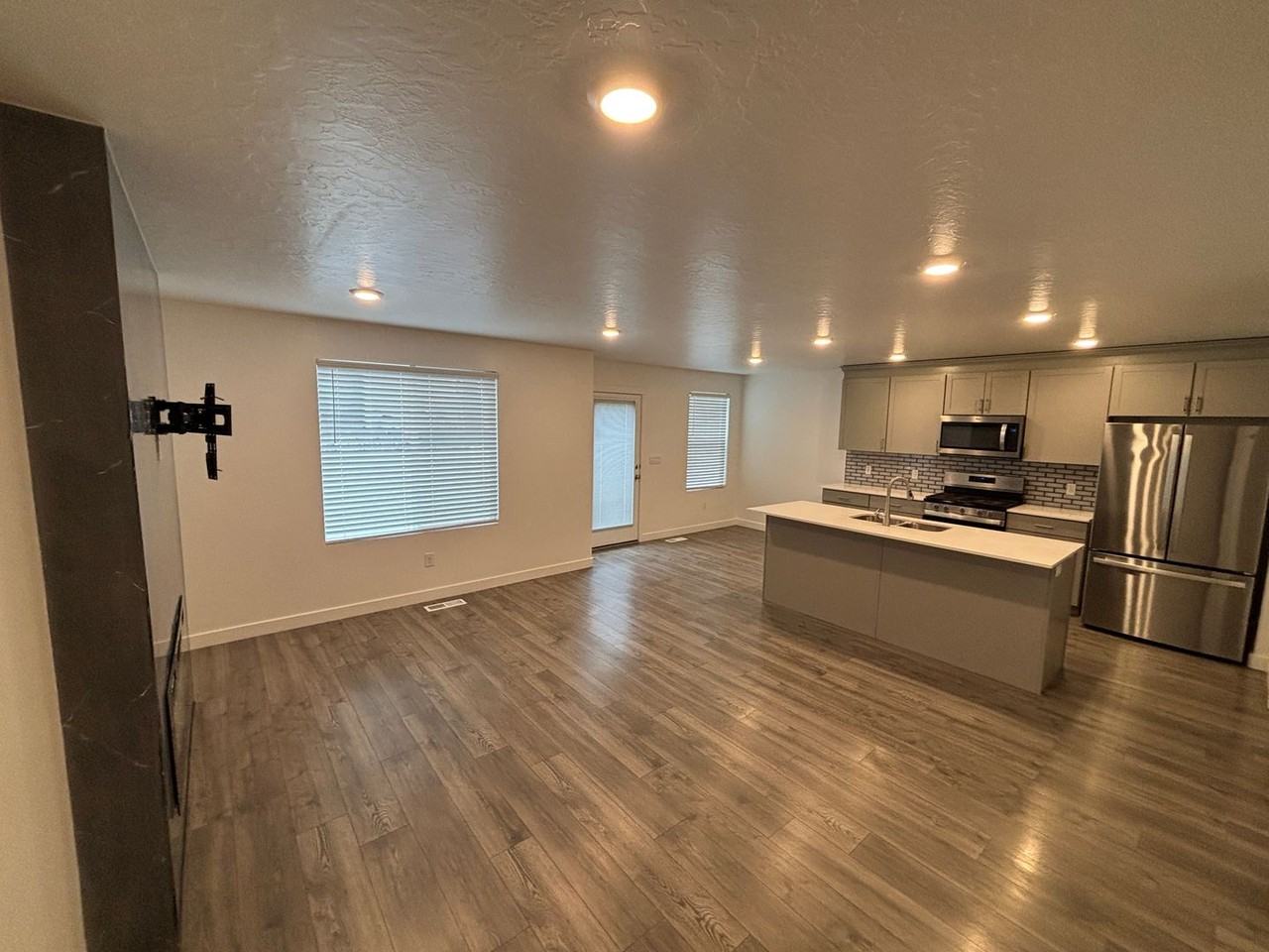 8559 W Meadow Bank Way - Photo 6 of 36