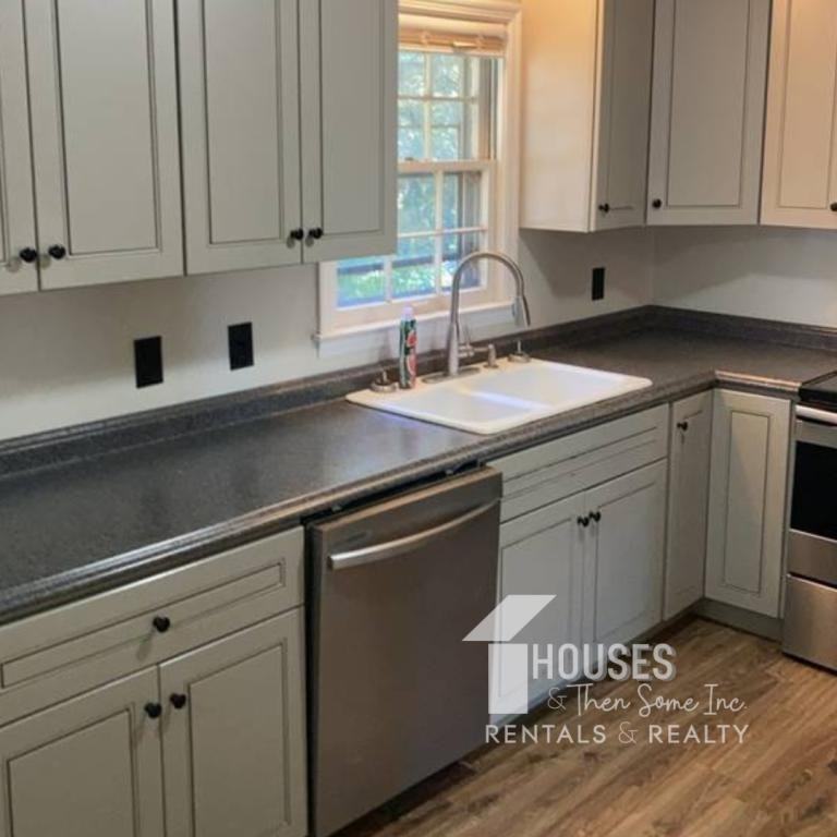 140 Clark Ave - Photo 5 of 19