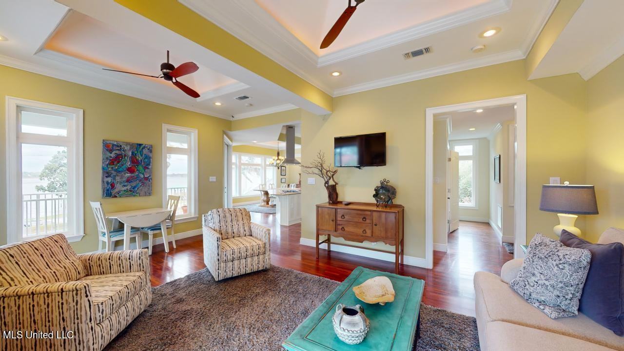 1085 Bayview Ave - Photo 6 of 20