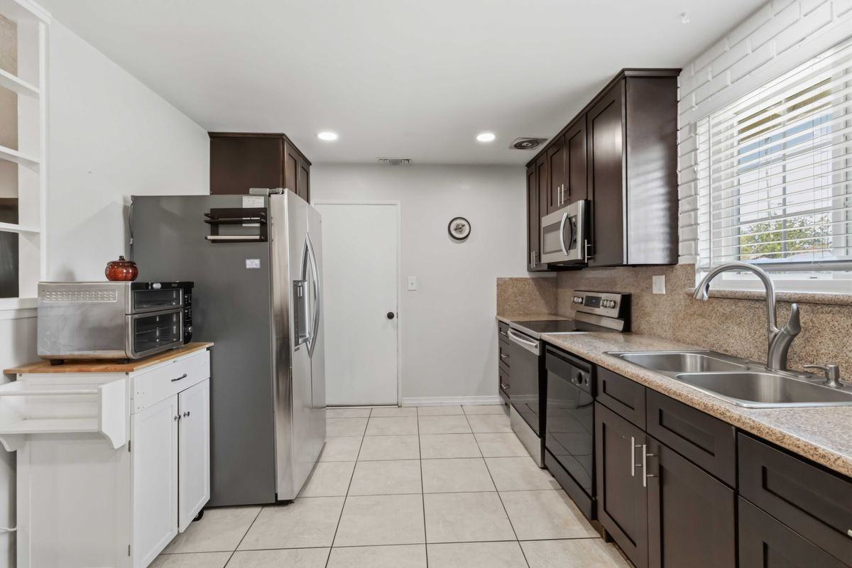1582 Dakin Ave - Photo 3 of 3
