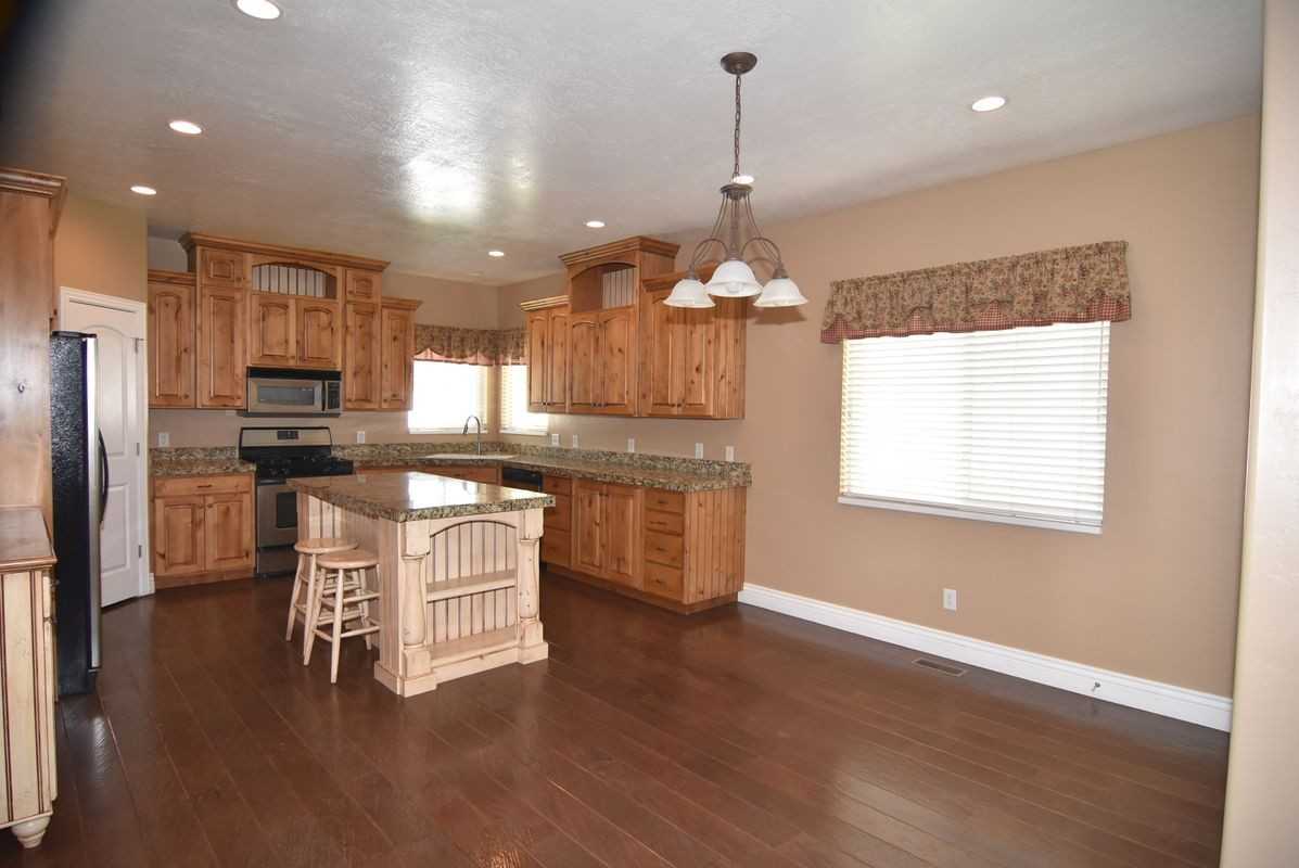 1569 S 740 W - Photo 4 of 27