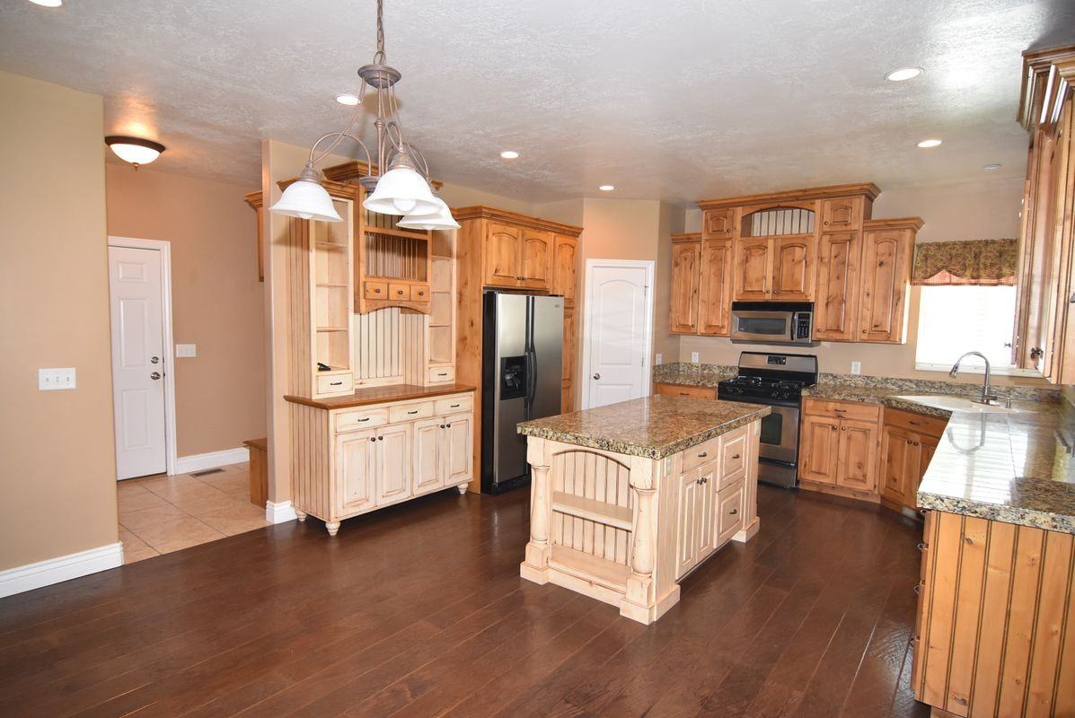1569 S 740 W - Photo 5 of 27