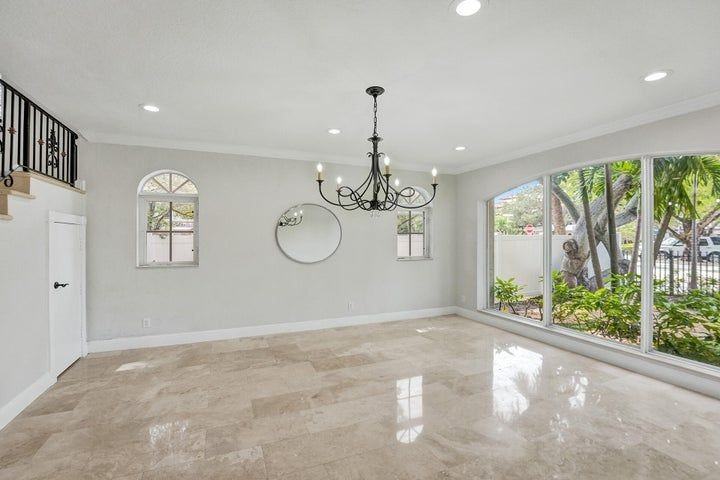 827 Se 2nd Ct - Photo 3 of 22