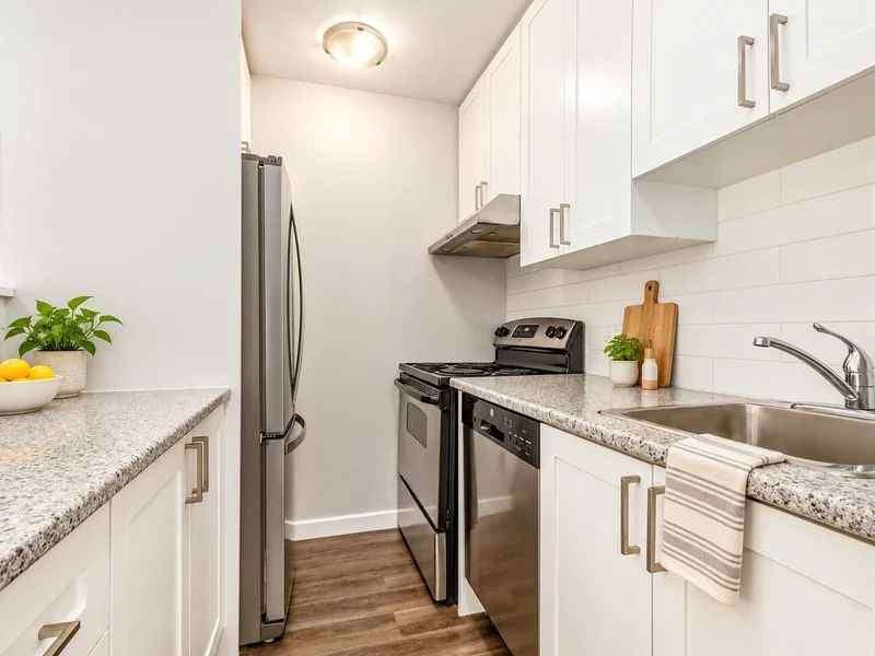 324 Cambridge Street N - Photo 4 of 12