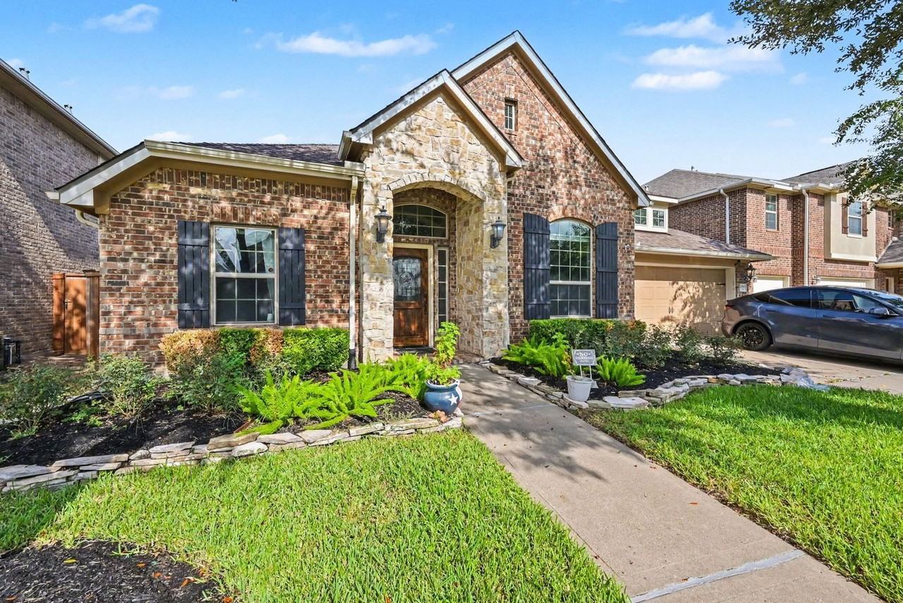 17915 Creek Bluff Ln - Photo 3 of 33