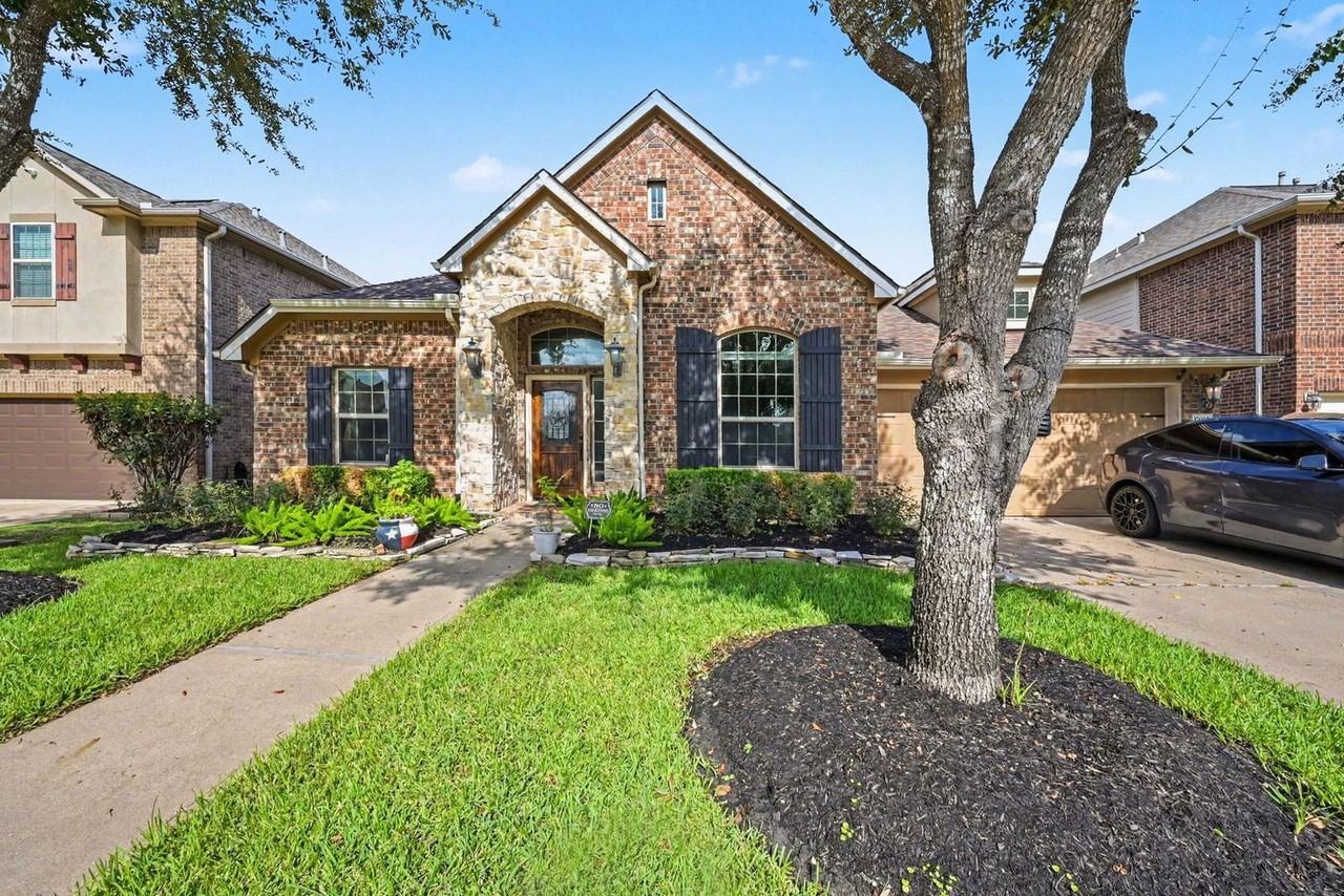 17915 Creek Bluff Ln - Photo 4 of 33
