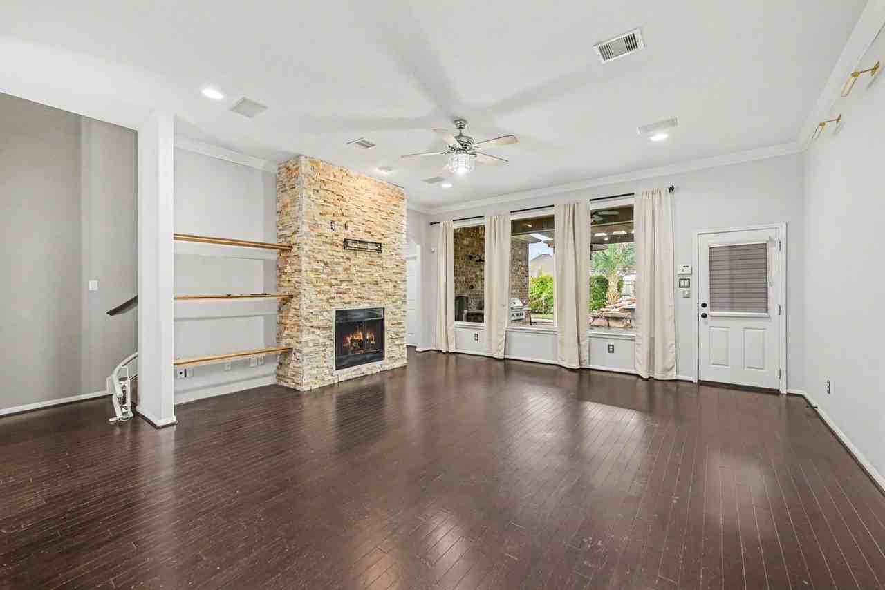 17915 Creek Bluff Ln - Photo 6 of 33