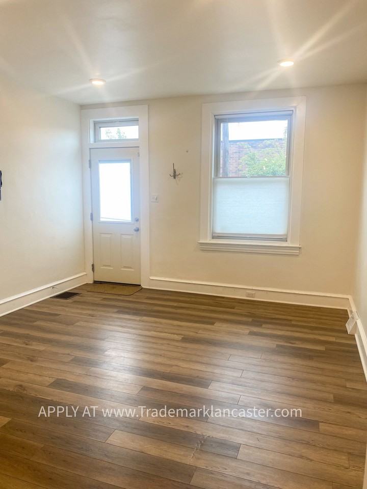 245 N Marshall St - Photo 4 of 21