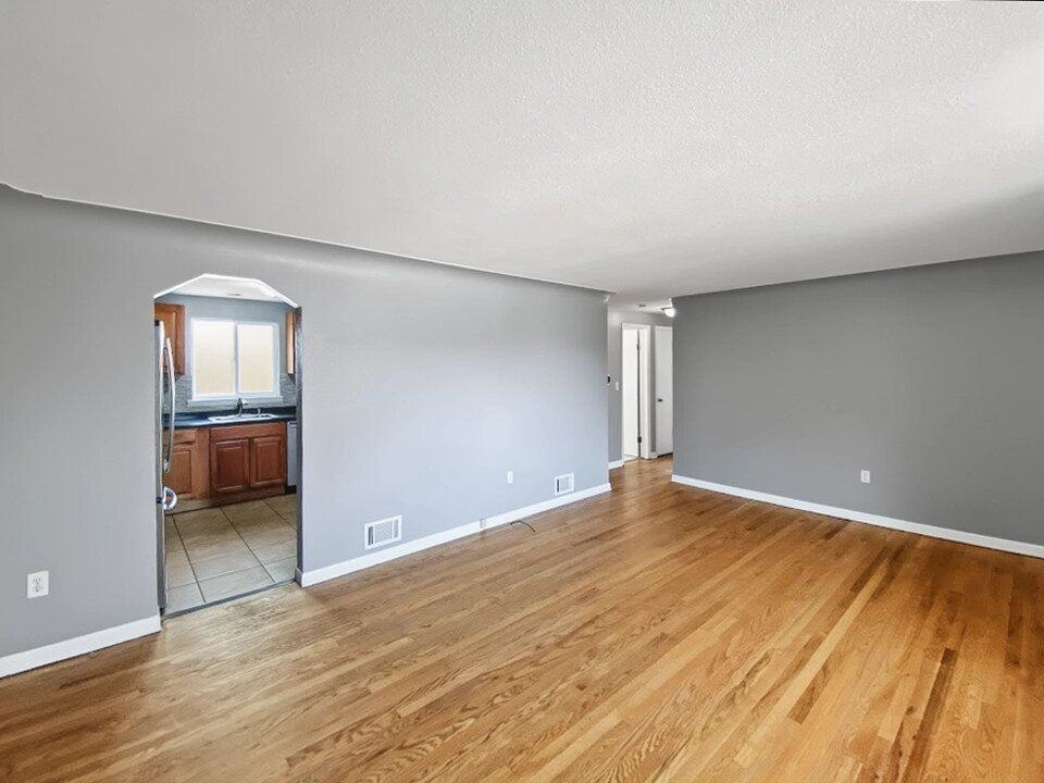 3607 Locust St - Photo 3 of 22