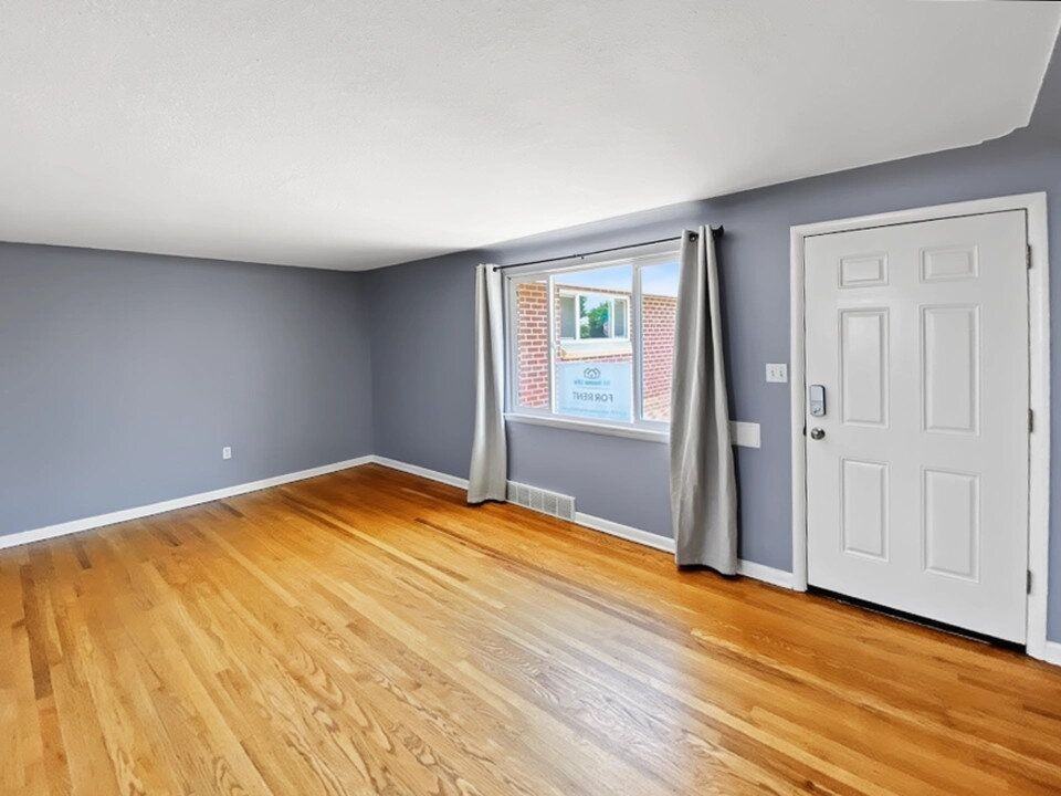 3607 Locust St - Photo 4 of 22