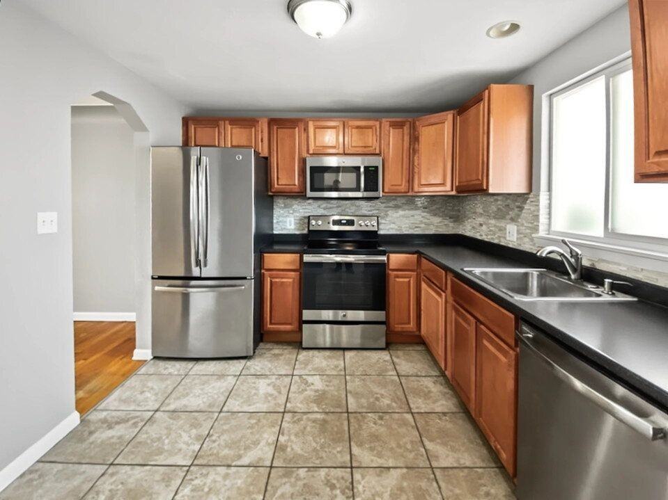 3607 Locust St - Photo 6 of 22