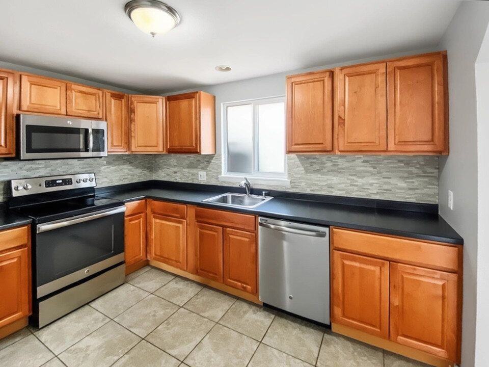 3607 Locust St - Photo 7 of 22