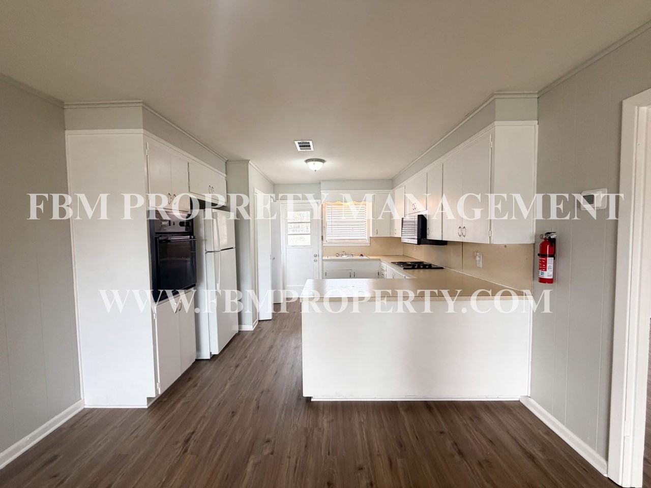 300 E San Saba St #3 - Photo 4 of 11
