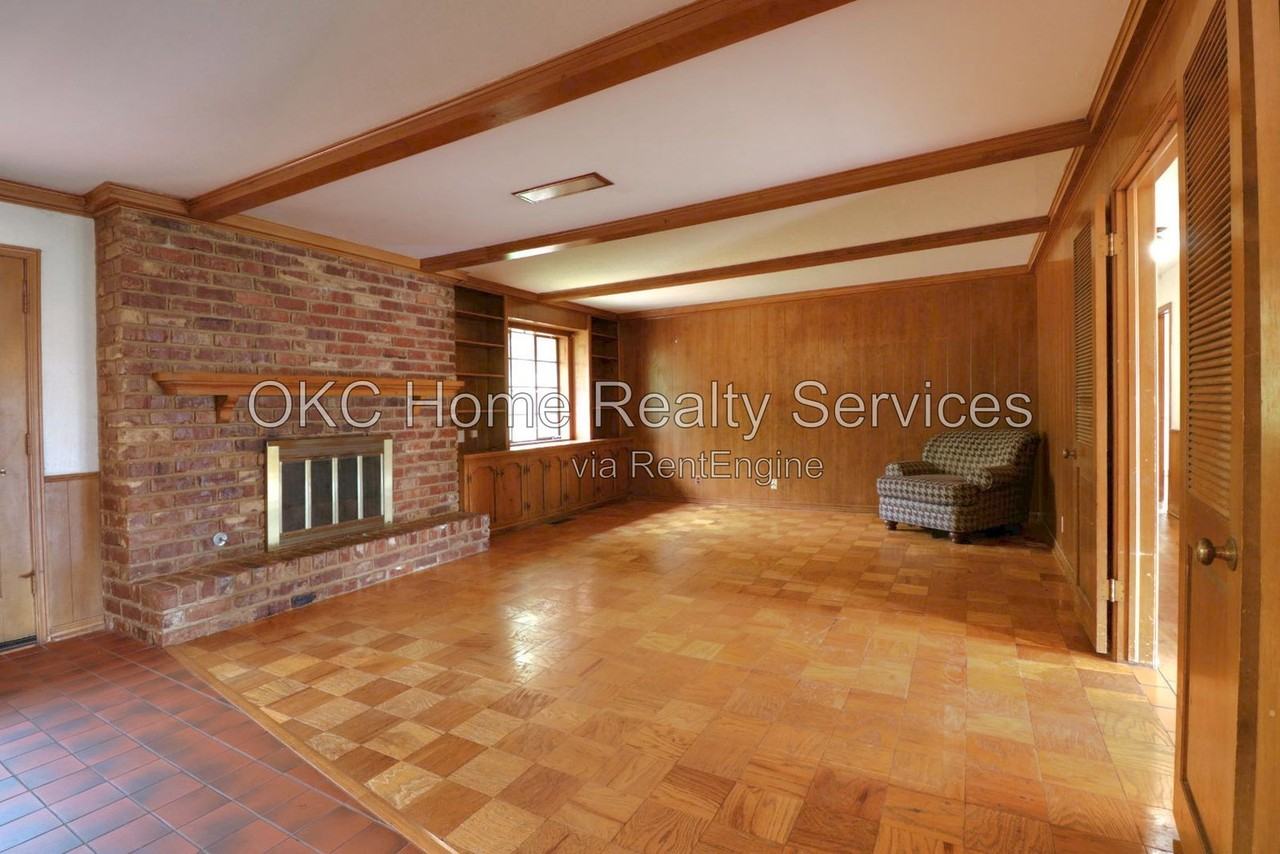 2631 Nw 69th St - Photo 3 of 19