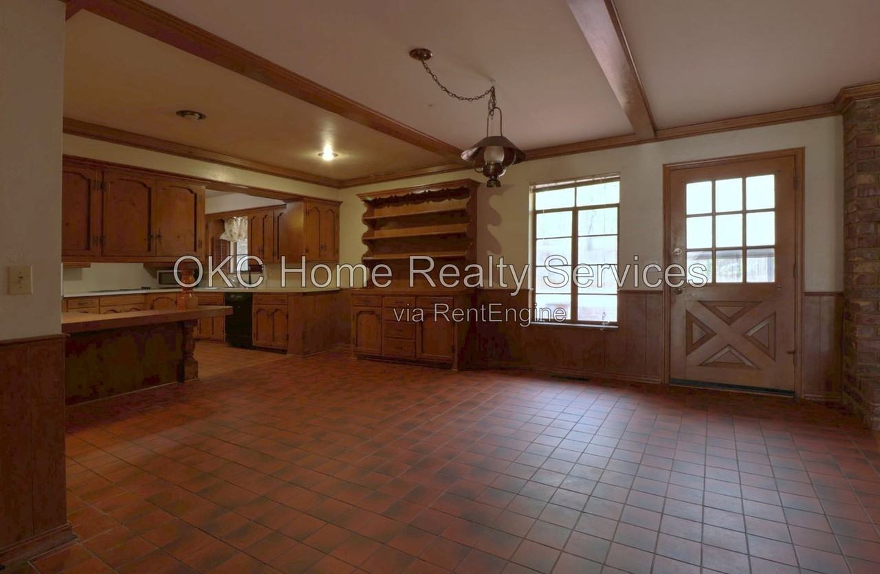 2631 Nw 69th St - Photo 4 of 19