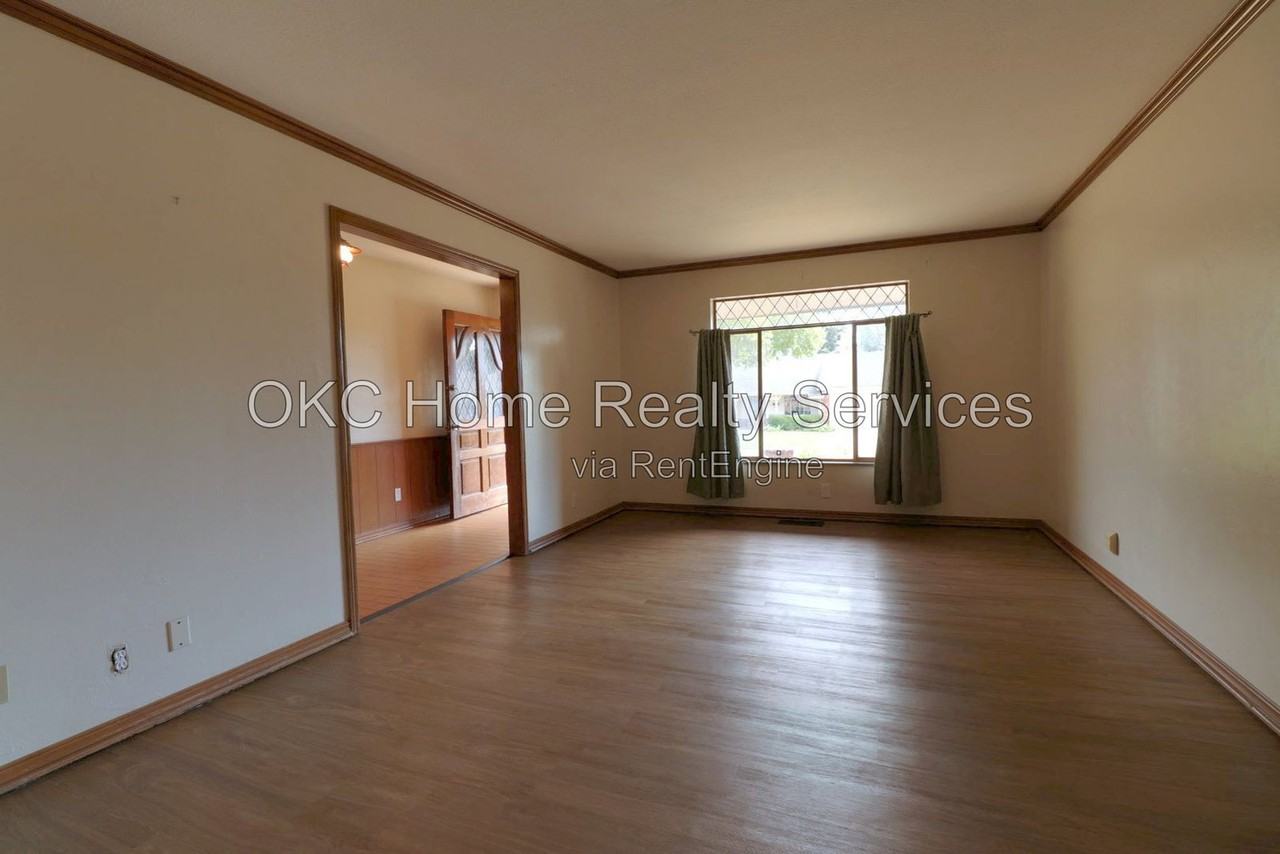2631 Nw 69th St - Photo 5 of 19