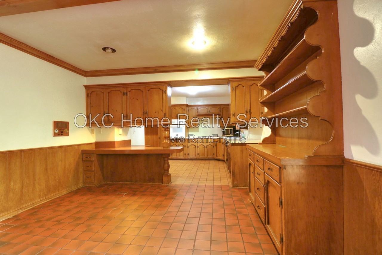 2631 Nw 69th St - Photo 6 of 19