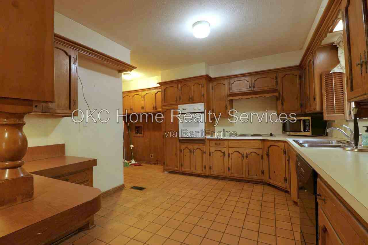 2631 Nw 69th St - Photo 7 of 19