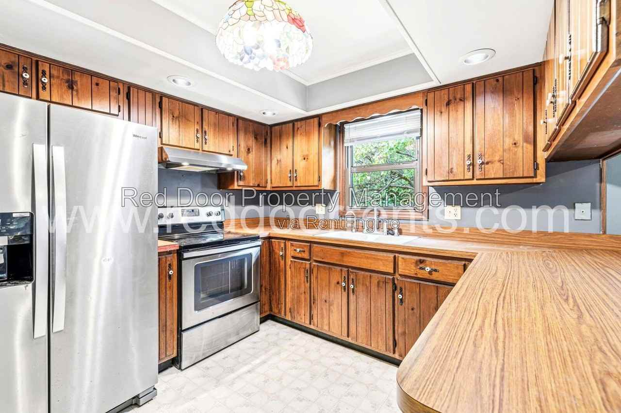 1702 Sycamore Dr - Photo 6 of 37
