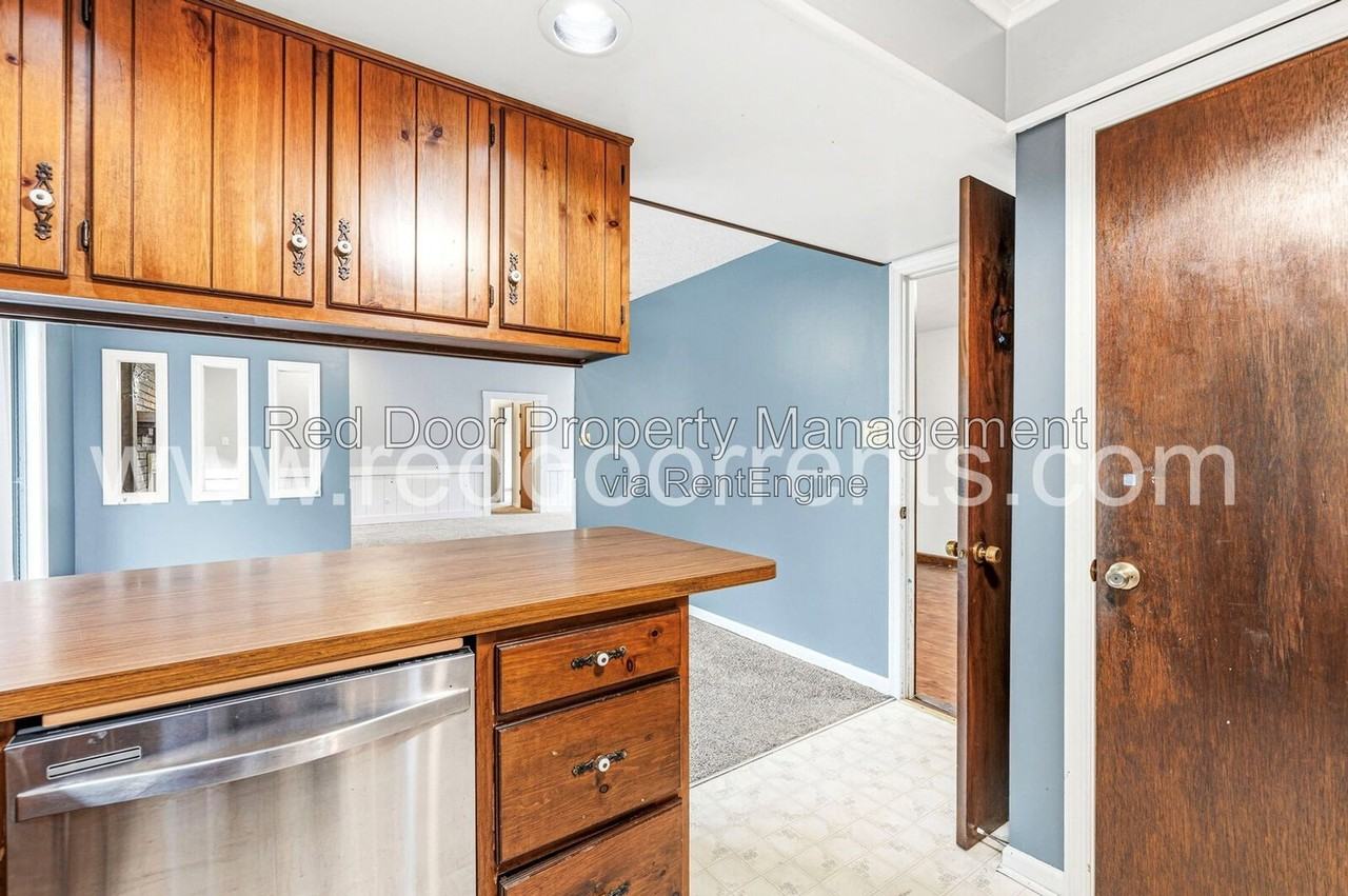 1702 Sycamore Dr - Photo 7 of 37