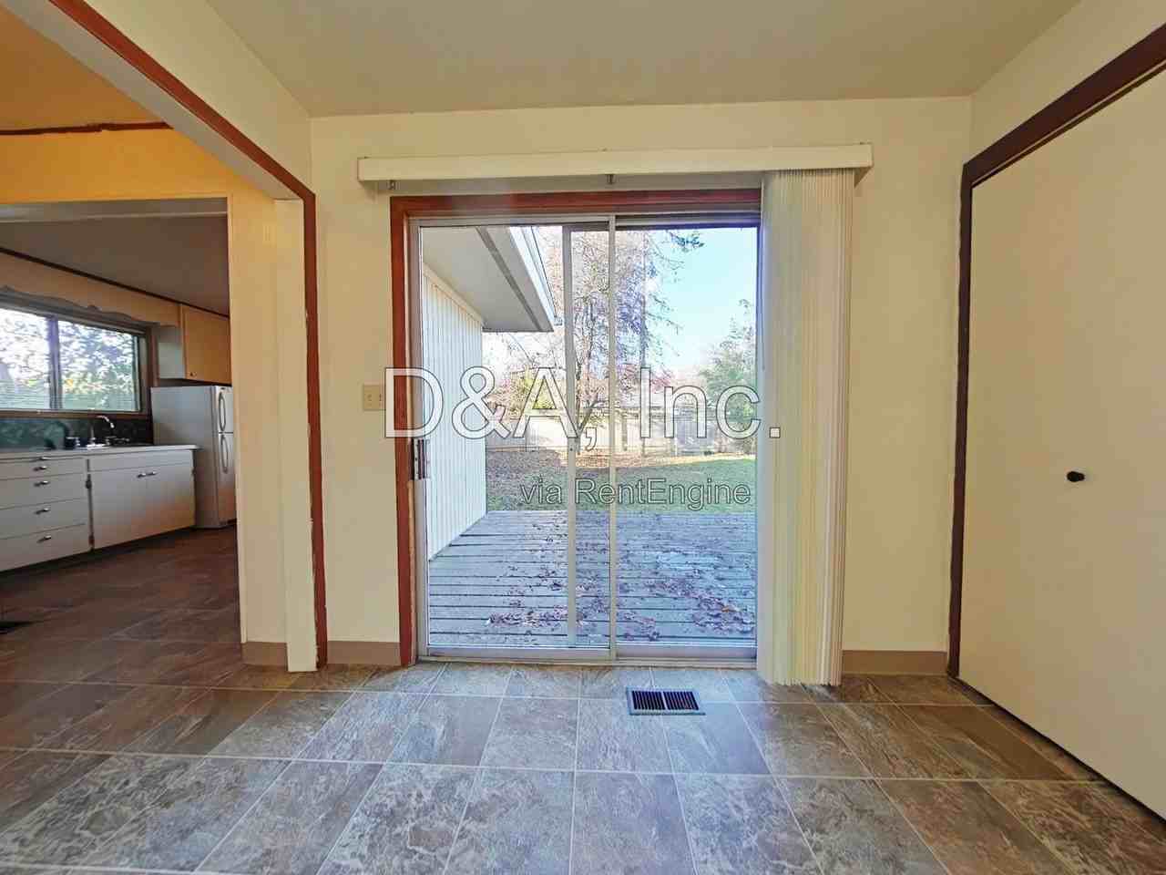 836 Nw 34th St - Photo 5 of 13