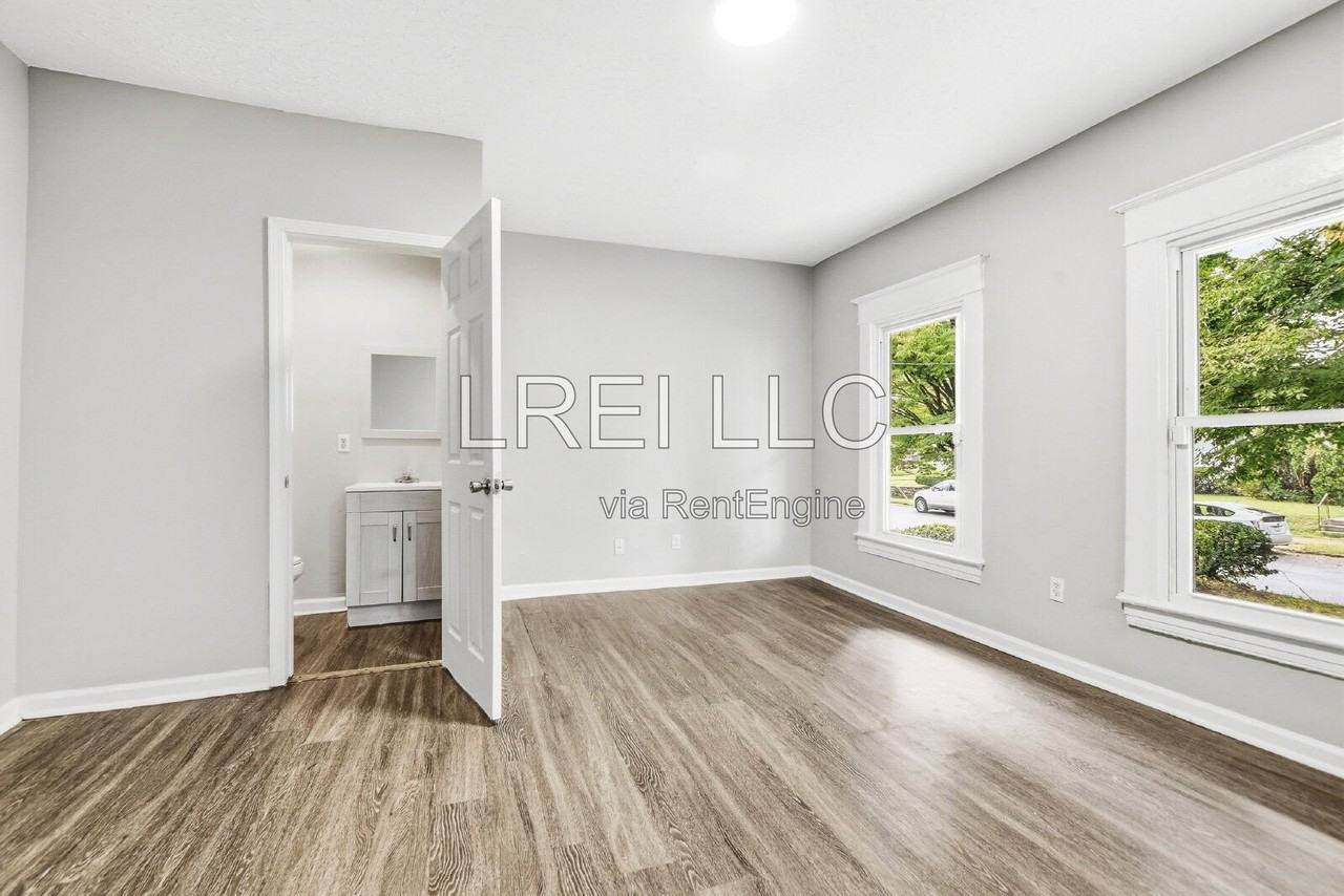 1319 S 32nd St - Photo 3 of 17