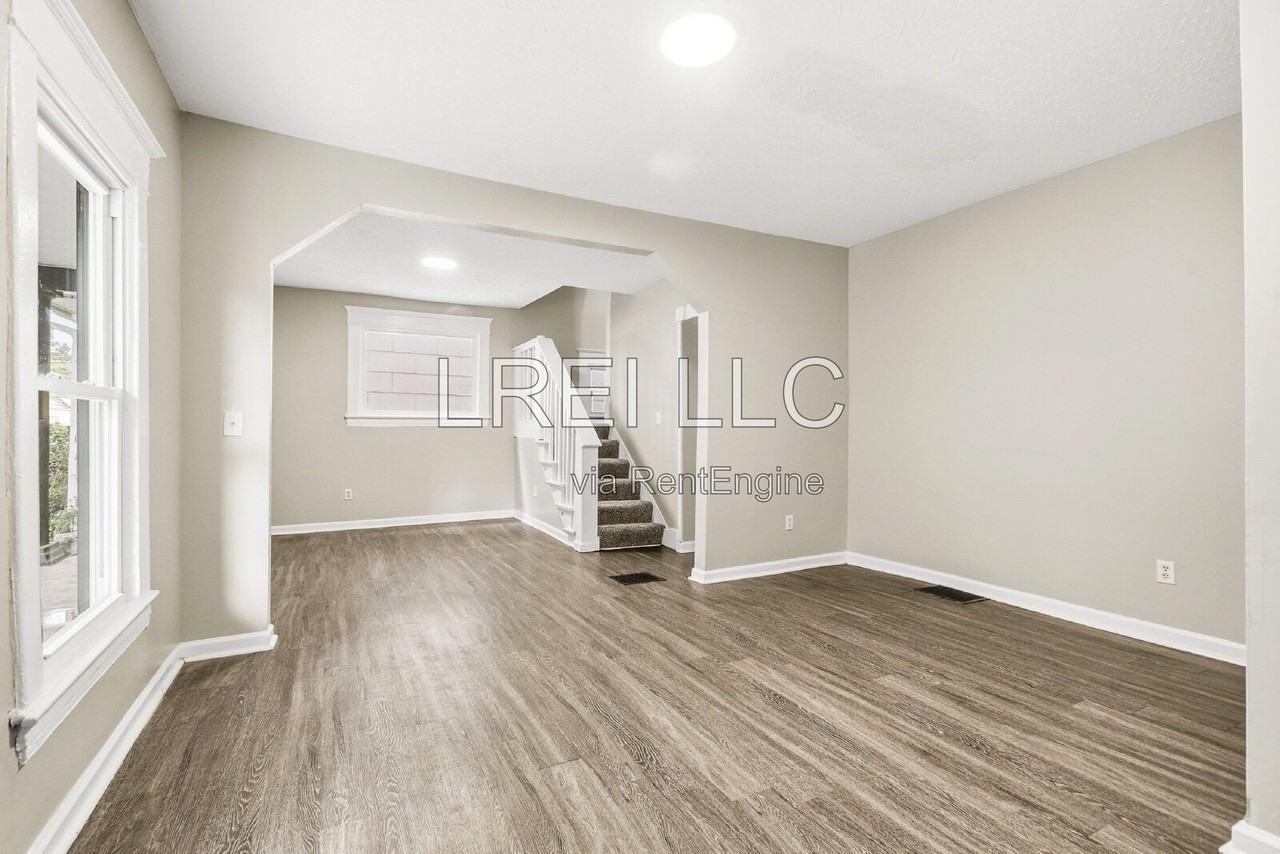 1319 S 32nd St - Photo 4 of 17