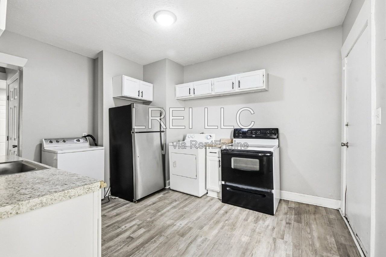 1319 S 32nd St - Photo 5 of 17