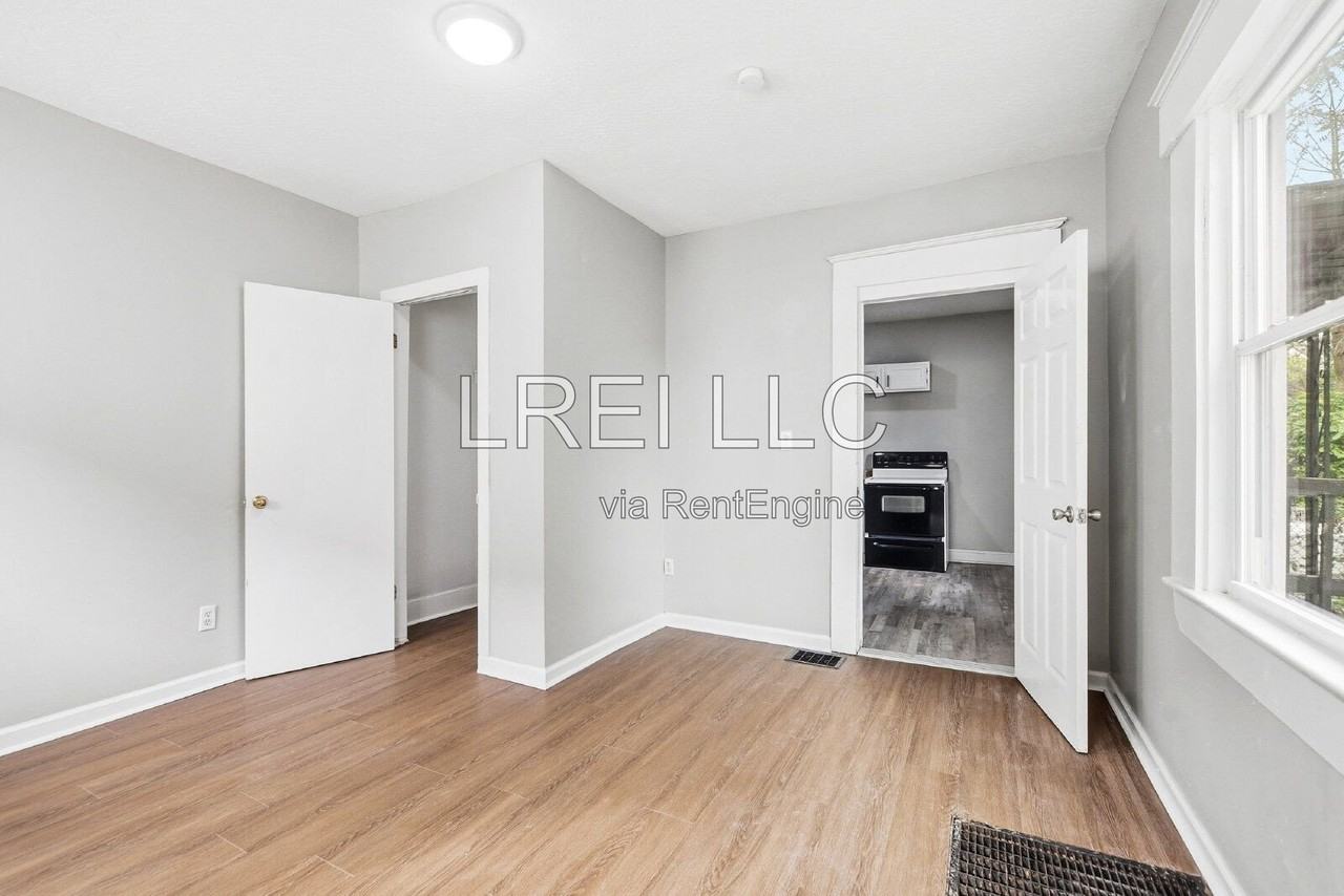 1319 S 32nd St - Photo 6 of 17