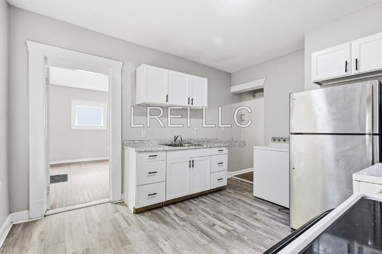 1319 S 32nd St - Photo 7 of 17