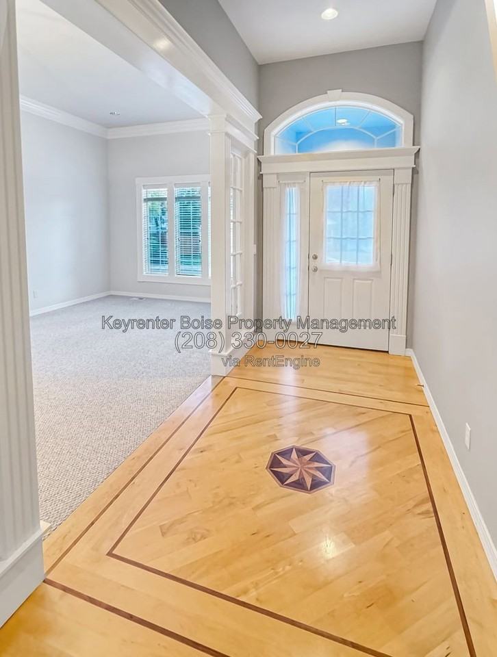 2440 E Bancroft Ct - Photo 2 of 26