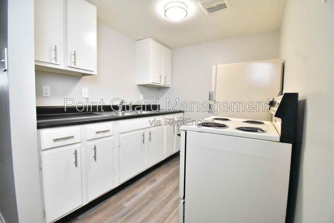 1413 Cambridge Pl #1413-22 - Photo 2 of 14