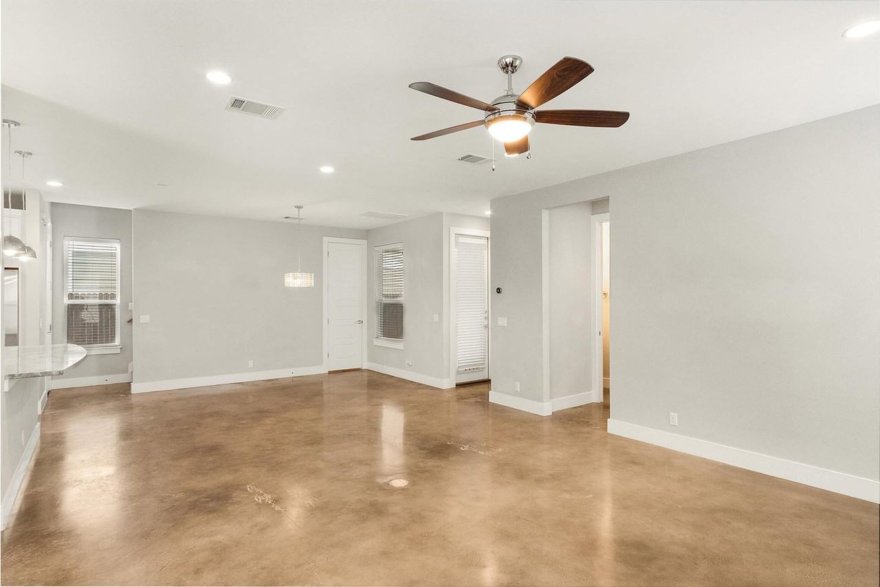 703 E 49th St #B - Photo 5 of 28