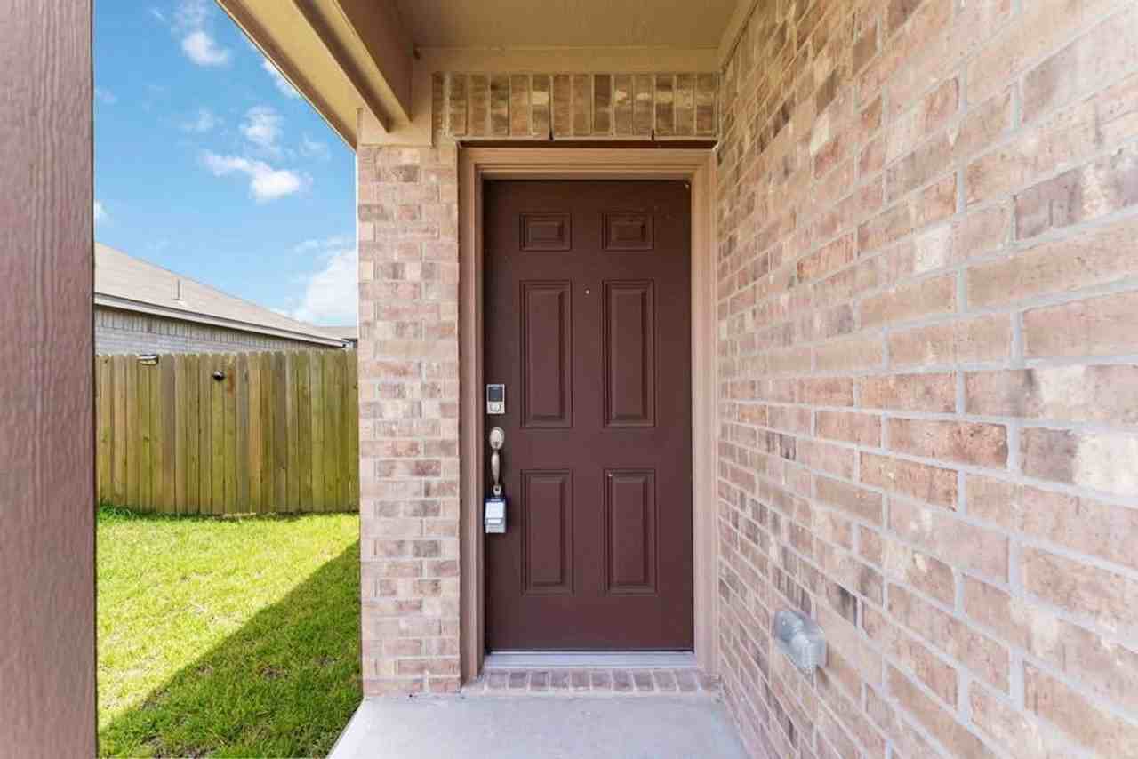 408 Elaine Valley Dr - Photo 2 of 26