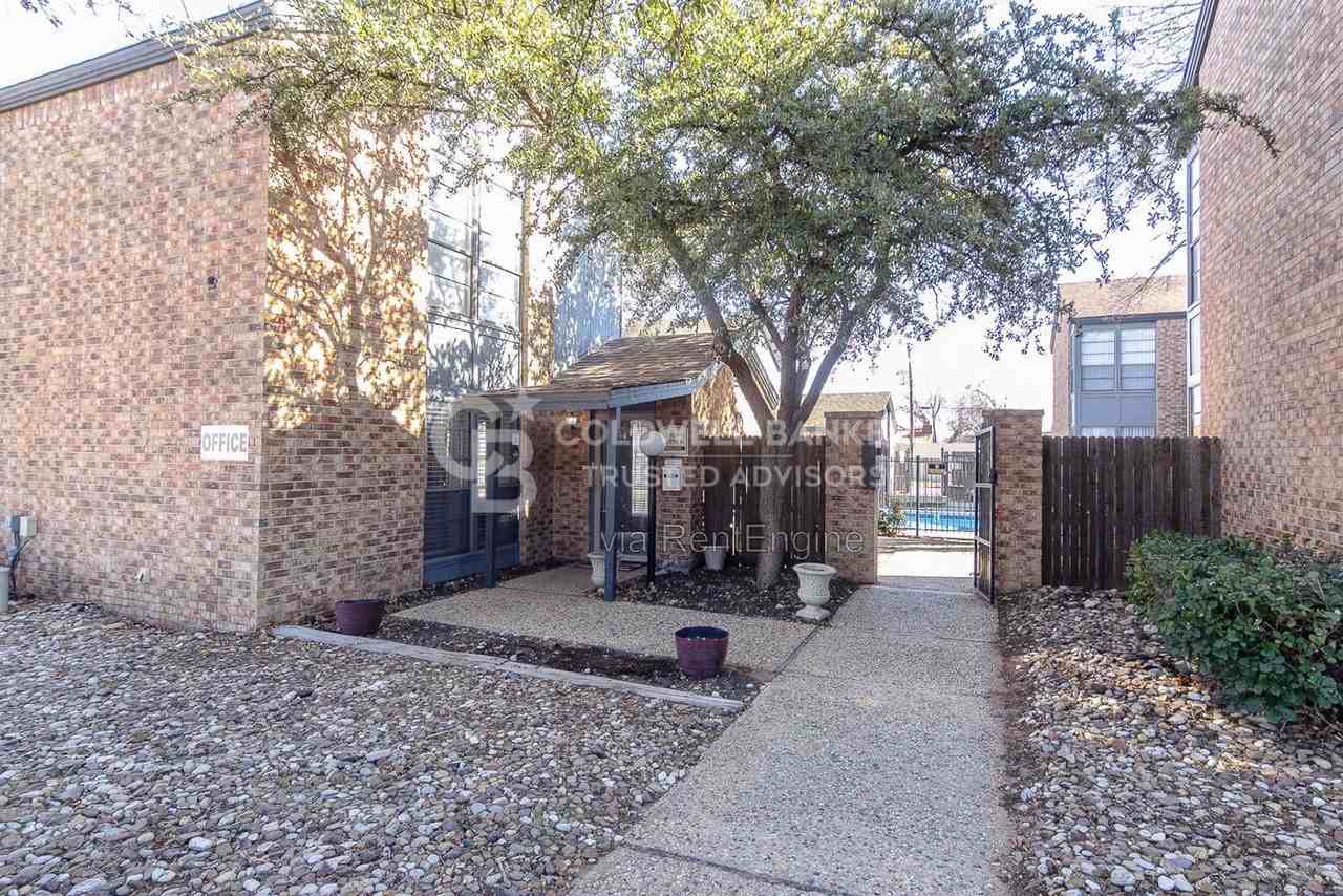 604 Nw 15th St #2 - Photo 4 of 14