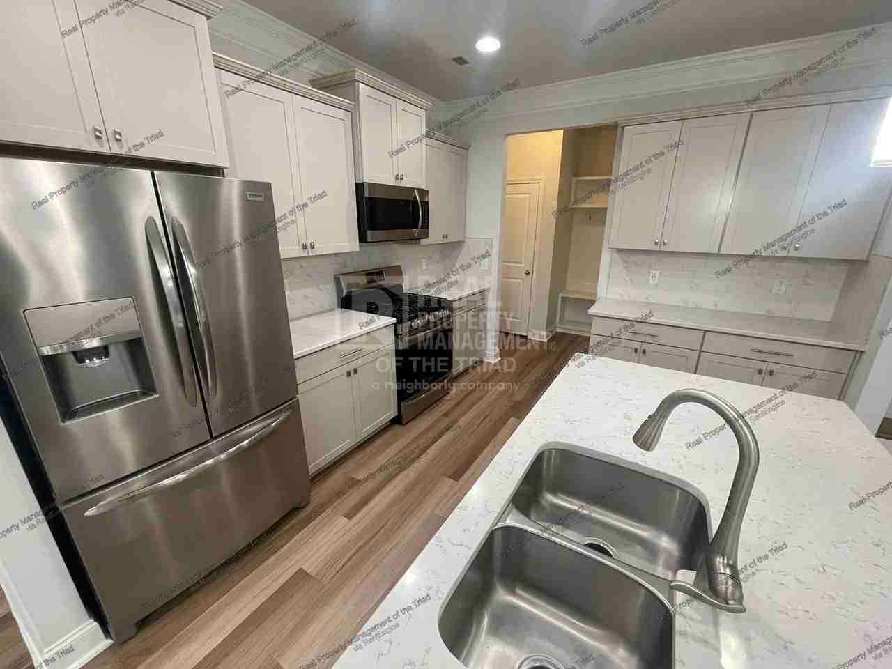 813 Riley Ln - Photo 3 of 19