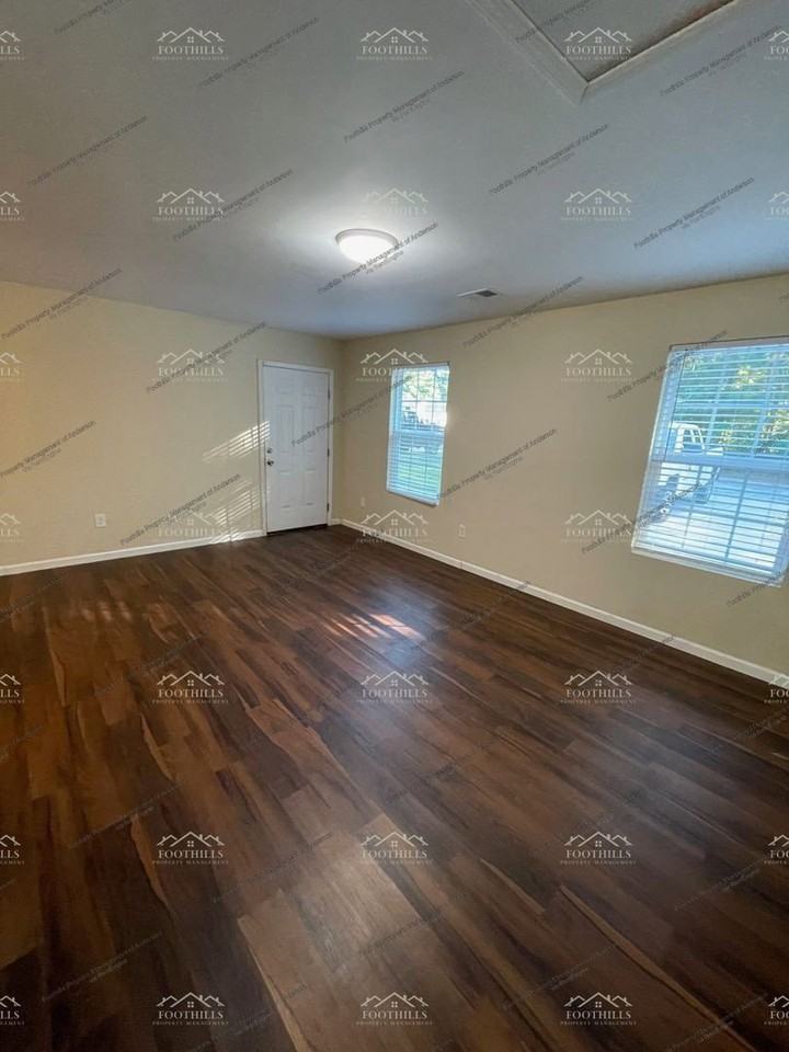 108 Townsley Ct - Photo 2 of 12