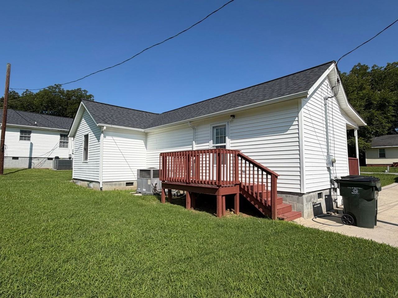 605 Montgomery St - Photo 2 of 15