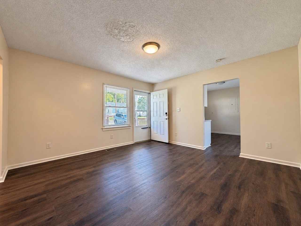 605 Montgomery St - Photo 3 of 15