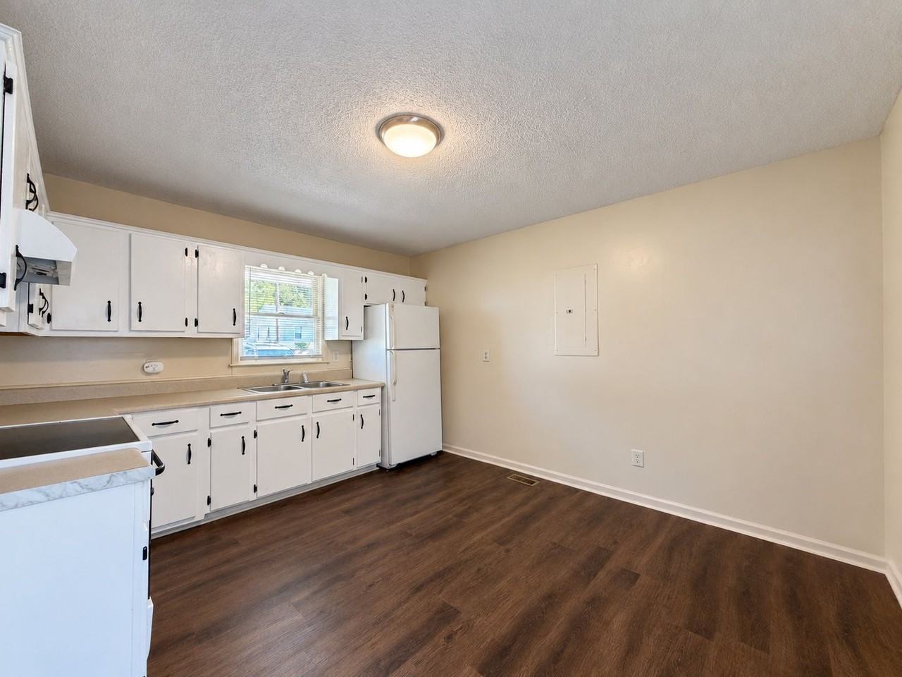 605 Montgomery St - Photo 6 of 15