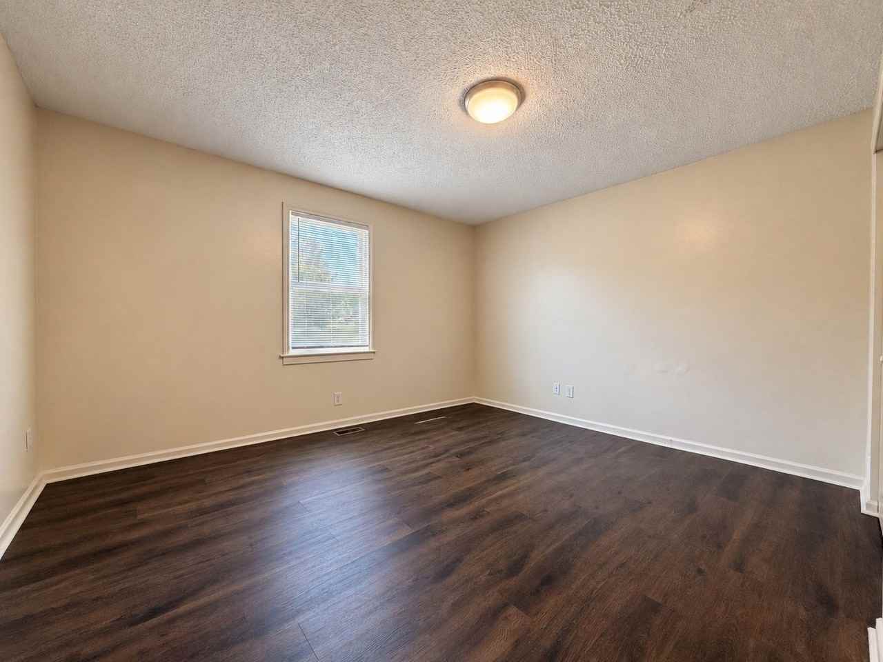 605 Montgomery St - Photo 7 of 15