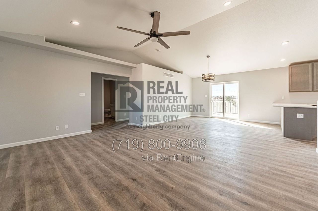 467 S Laporte Dr - Photo 3 of 33