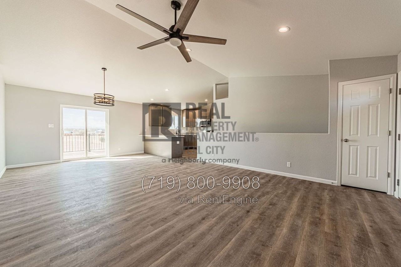 467 S Laporte Dr - Photo 4 of 33