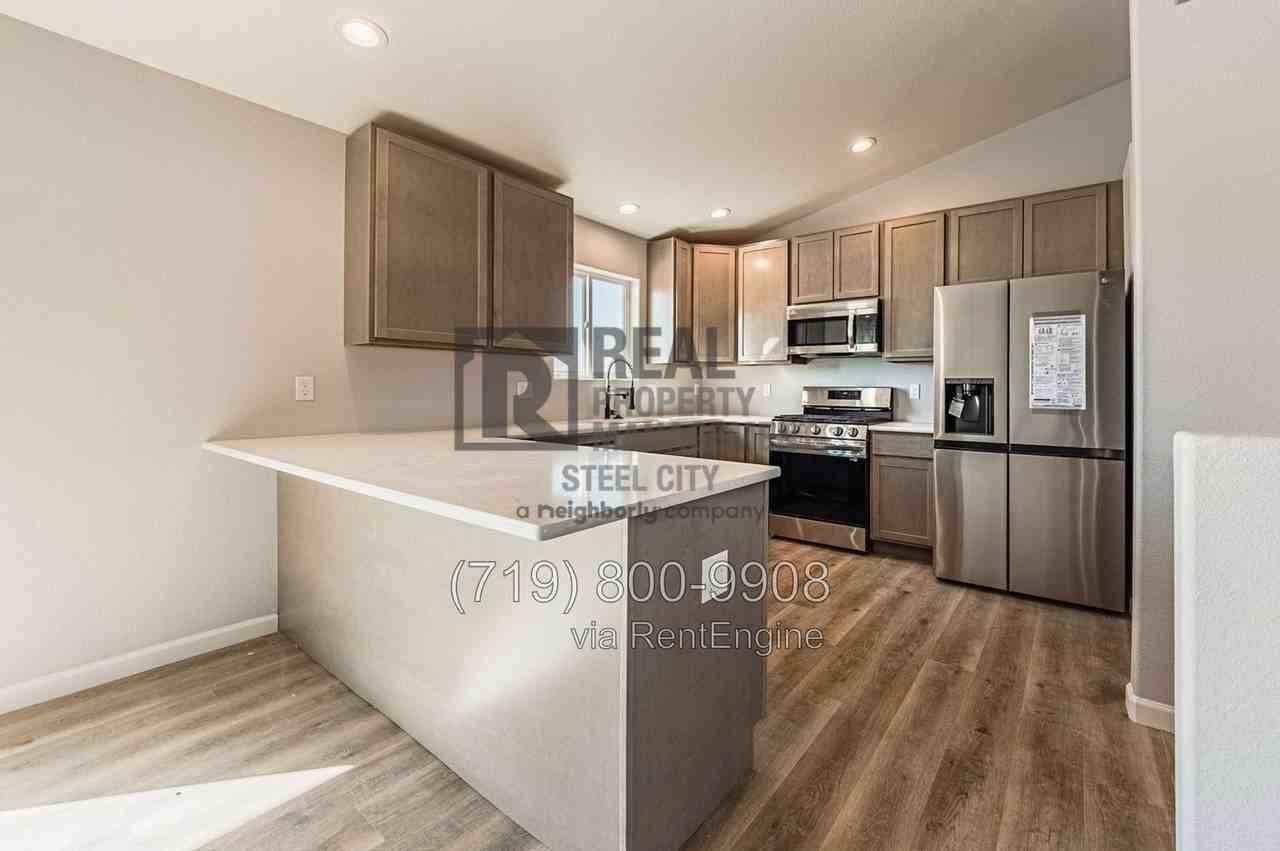 467 S Laporte Dr - Photo 7 of 33