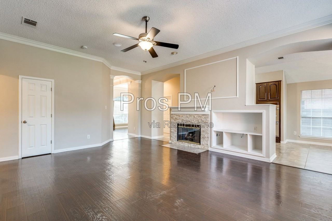 2910 Stonepointe - Photo 2 of 15