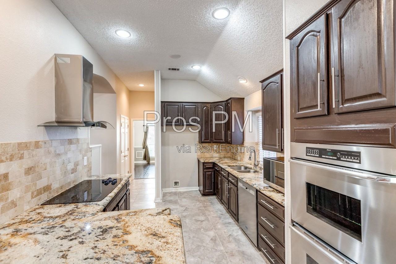 2910 Stonepointe - Photo 4 of 15
