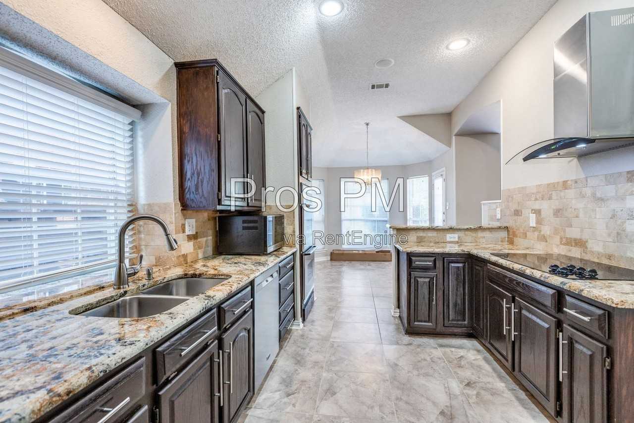 2910 Stonepointe - Photo 5 of 15