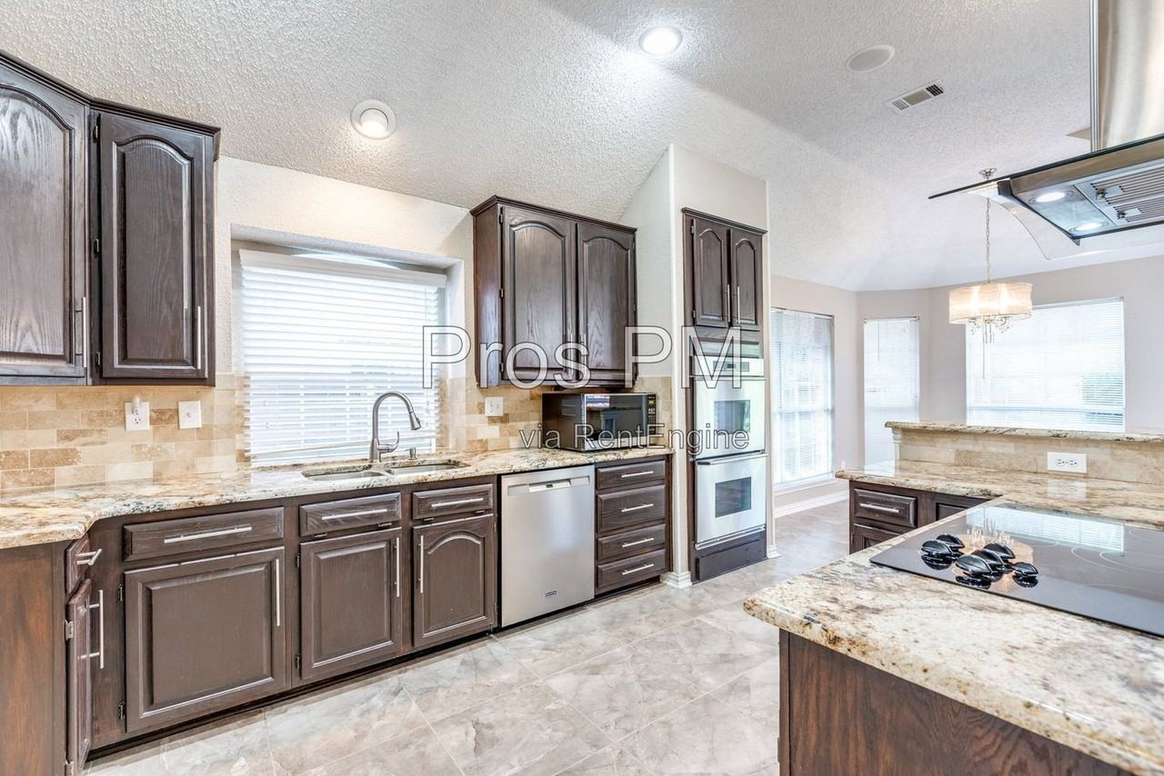2910 Stonepointe - Photo 6 of 15