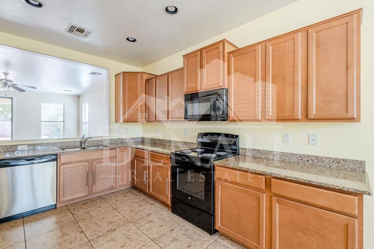 10017 W Raymond St - Photo 6 of 47