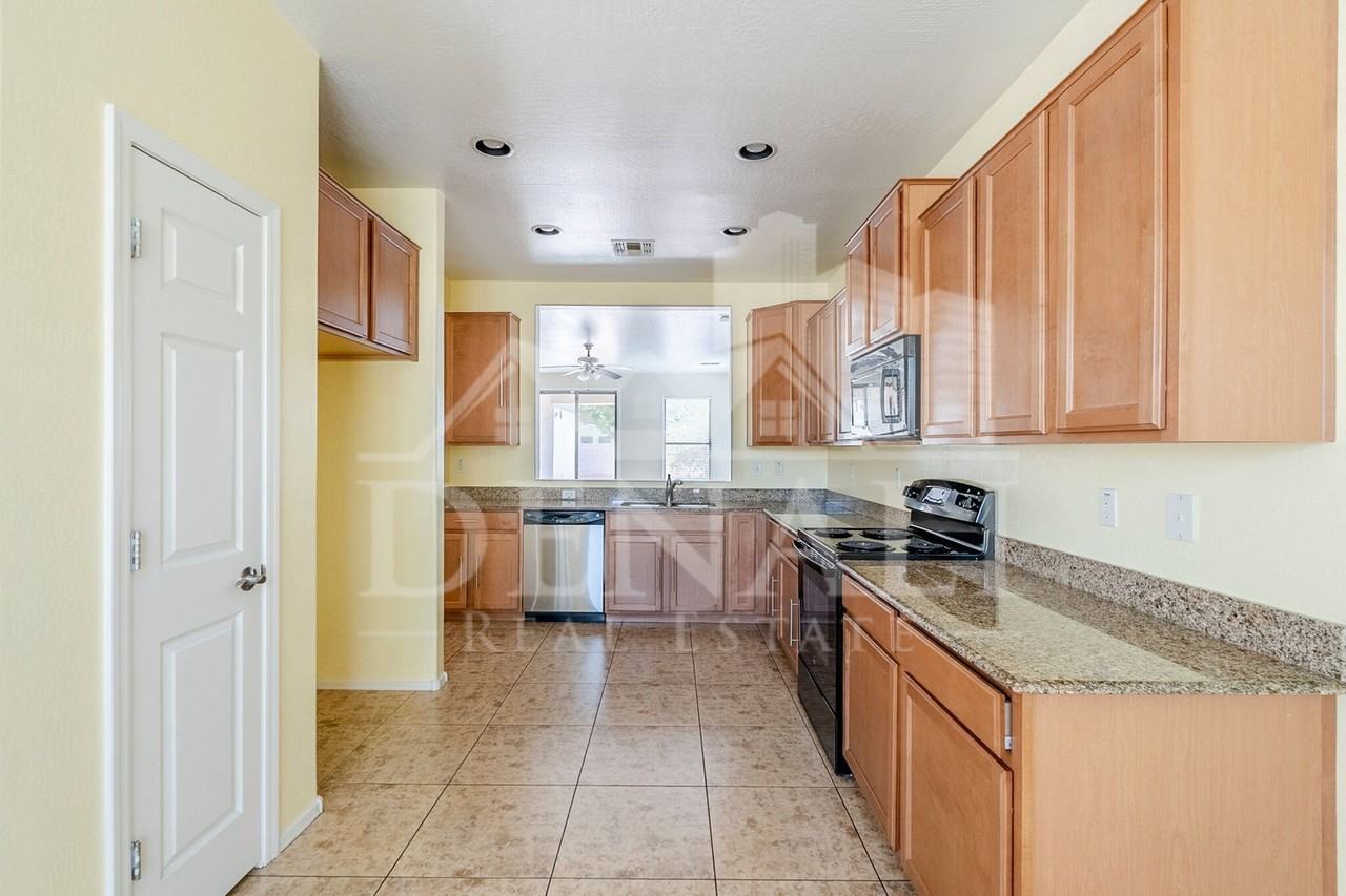 10017 W Raymond St - Photo 7 of 47